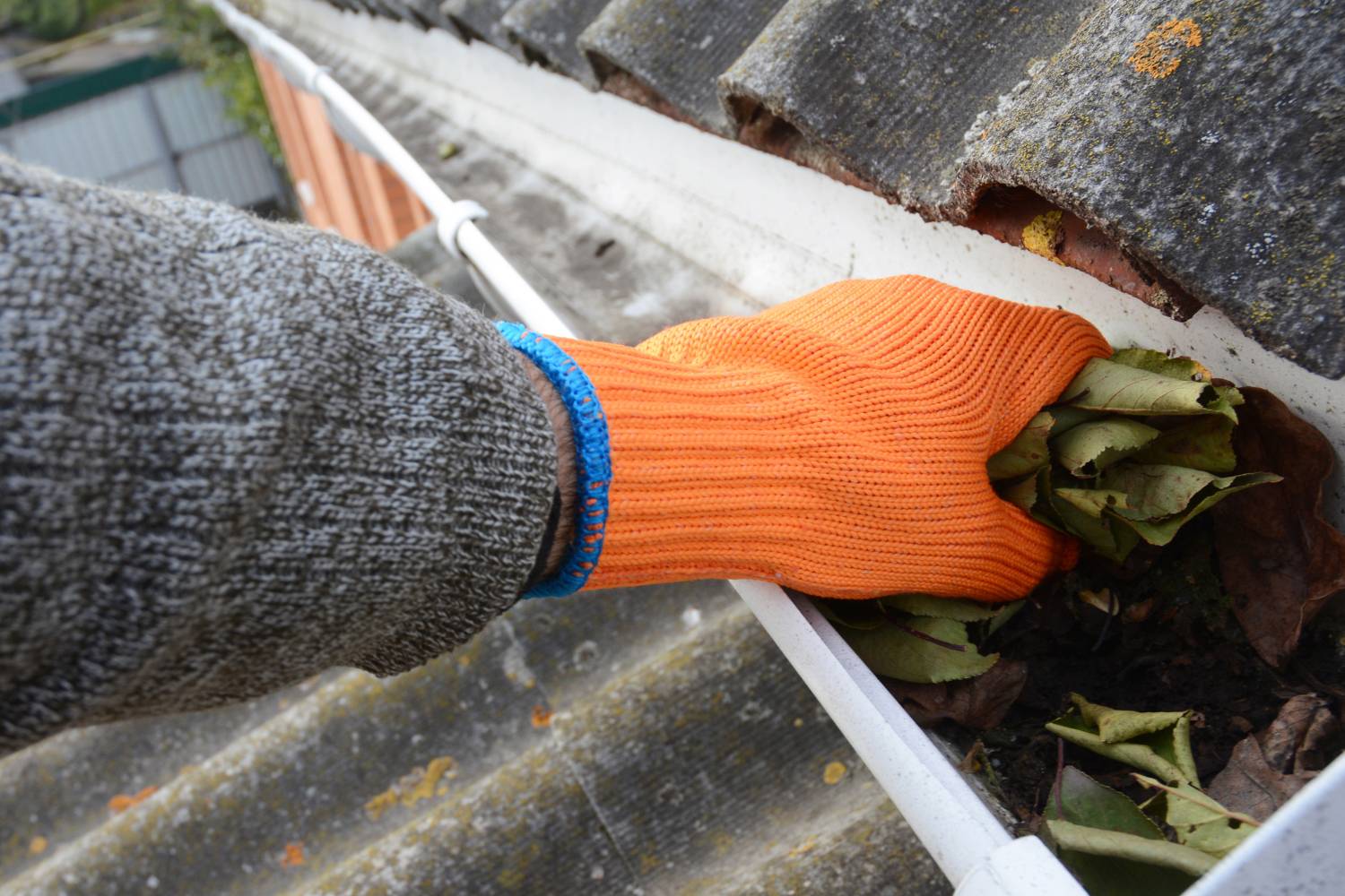 how do i remove leaves from my guttering 2