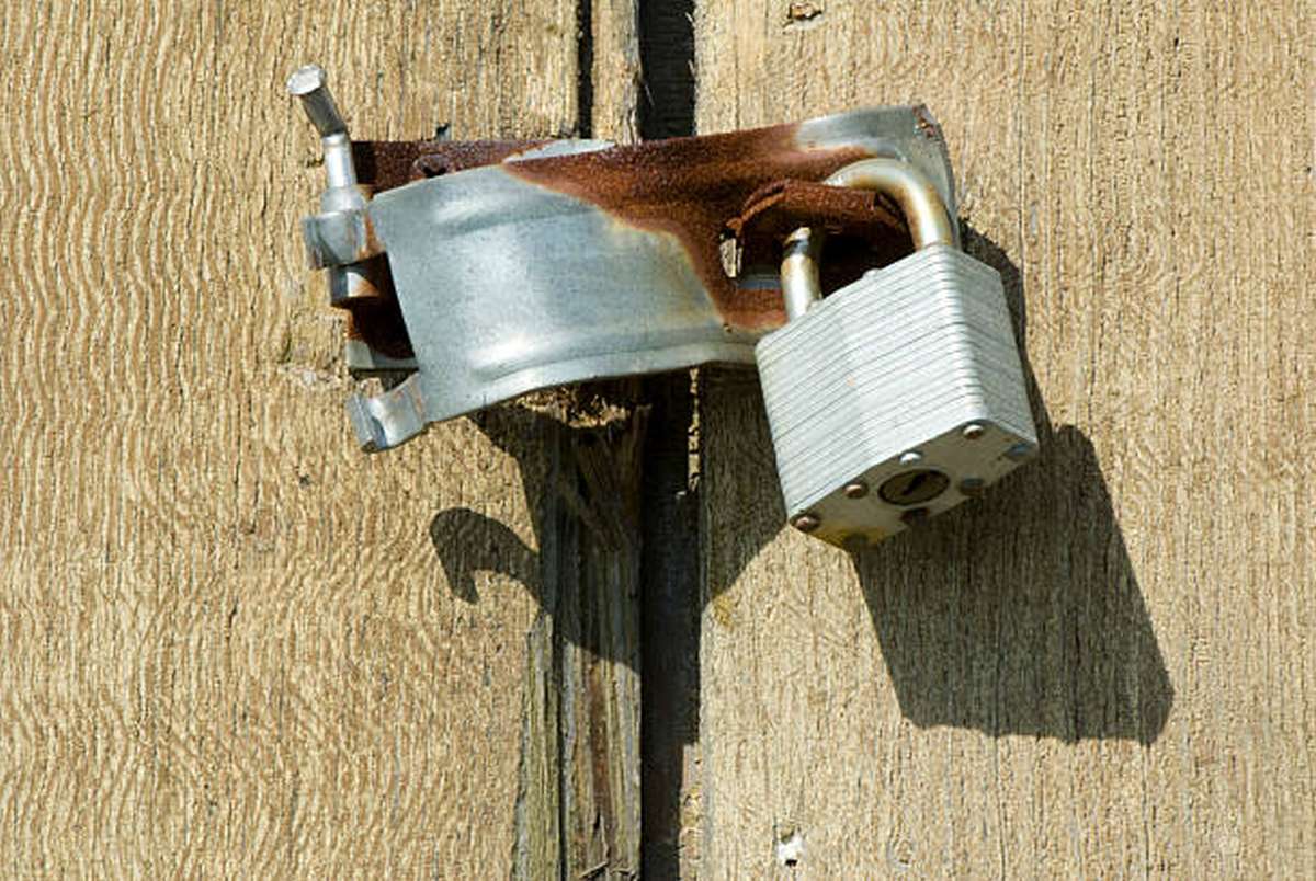 how do you fix a broken wood door hinge 3