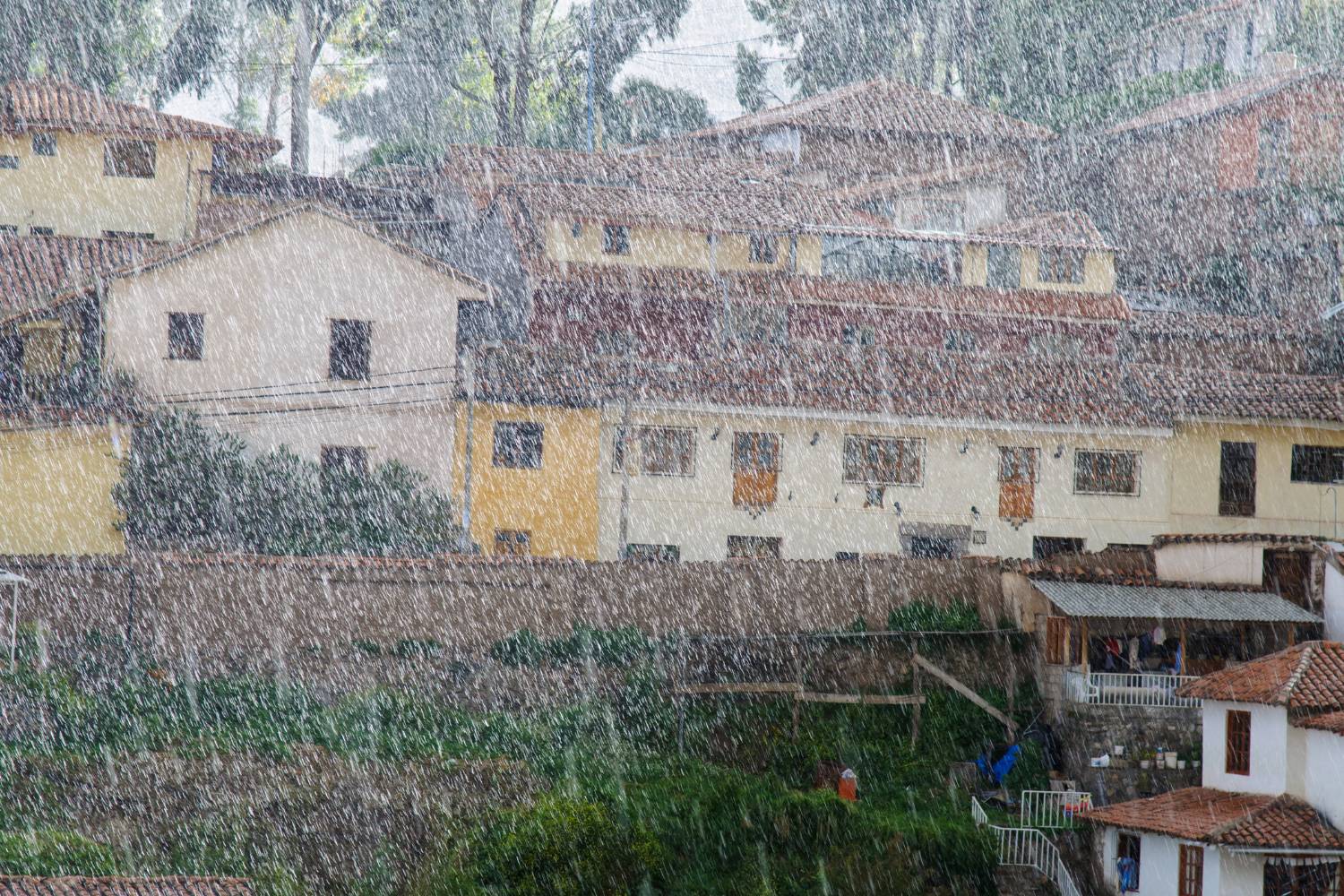 what should i do if my roof starts leaking during a storm 2