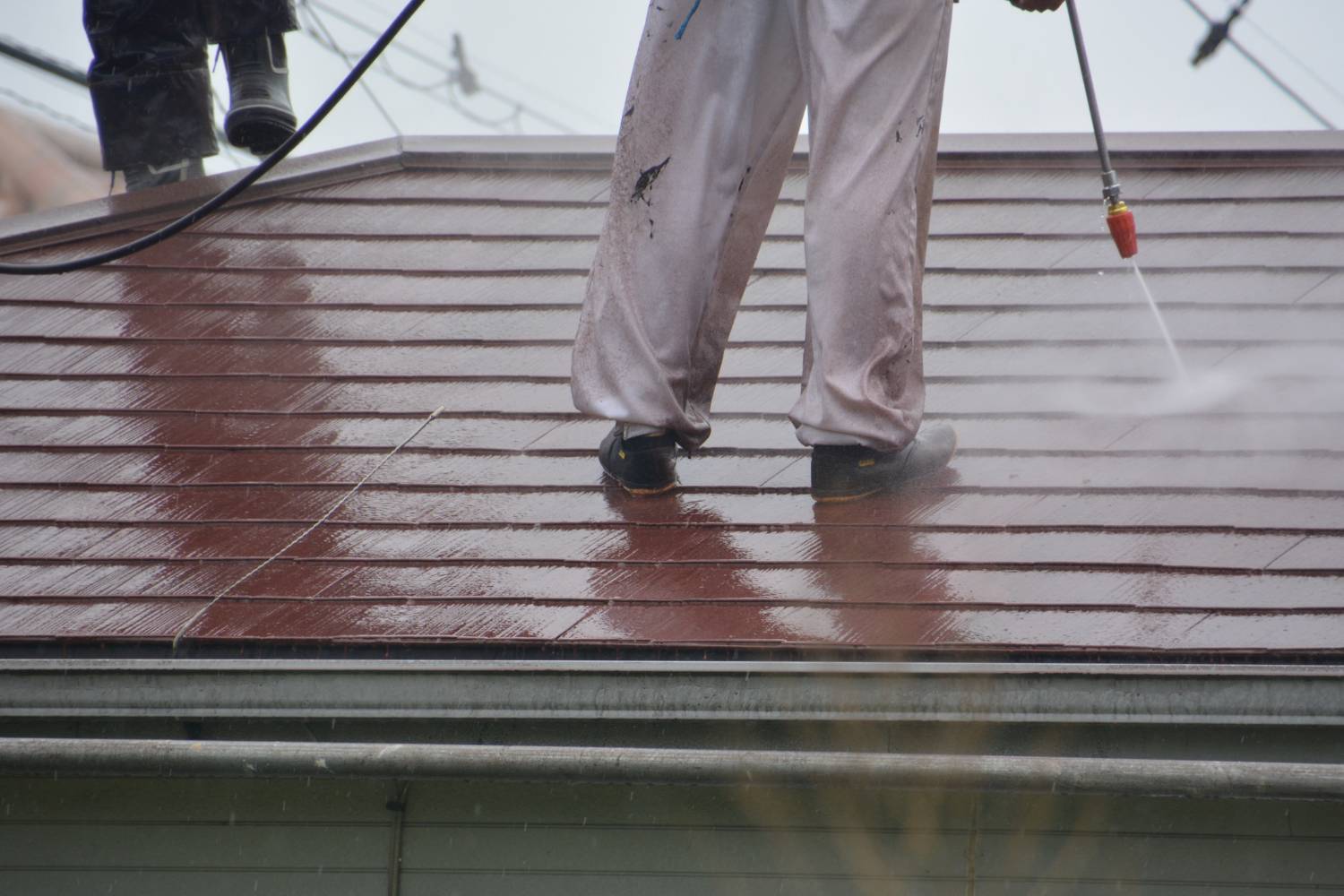 what should you look for in a roof cleaning service 1